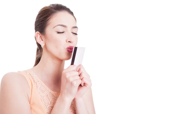 Porträt einer Dame, die eine Kreditkarte küsst — Stockfoto