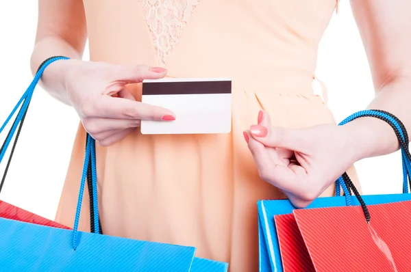 Close-up da mulher segurando cartão e fazendo gesto de despesa — Fotografia de Stock