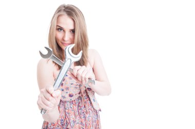 İngiliz anahtarları tutan genç kadın tesisatçı portresi geçti 