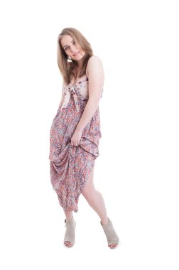 Topuklar ve moda ipek elbise giyen neşeli genç modeli