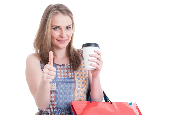 Trendy carino femmina tenendo tazza di caffè e portando borse della spesa — Foto Stock