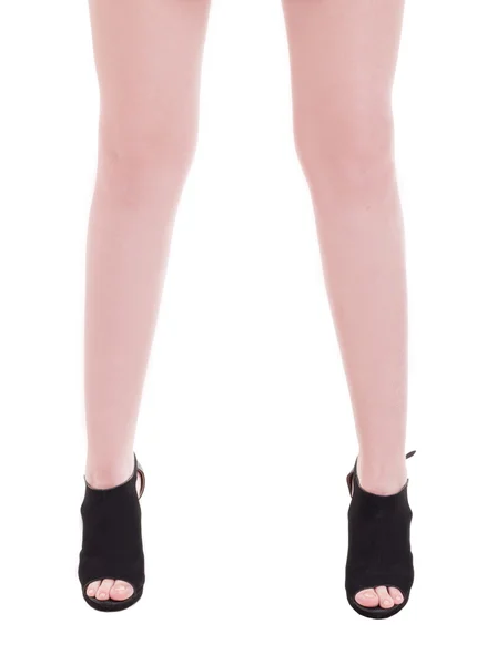 Junges weibliches Modell trägt modische Stiefeletten mit Ausschnitt — Stockfoto