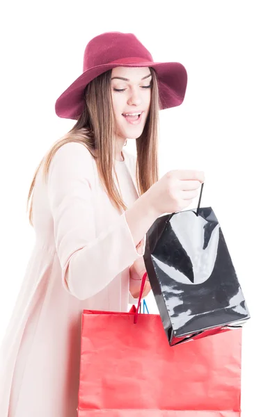 Hermoso retrato de mujer con estilo en ropa moderna buscando curio — Foto de Stock