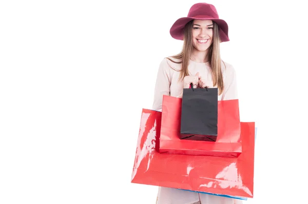 Retrato de alegre atractiva hembra sosteniendo coloridas compras —  Fotos de Stock