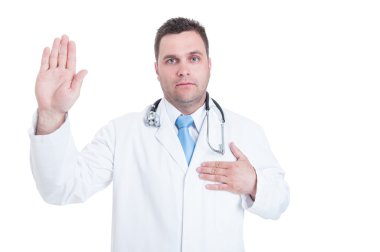 Küfür veya Hipokrat yemini sahip erkek genç doktor