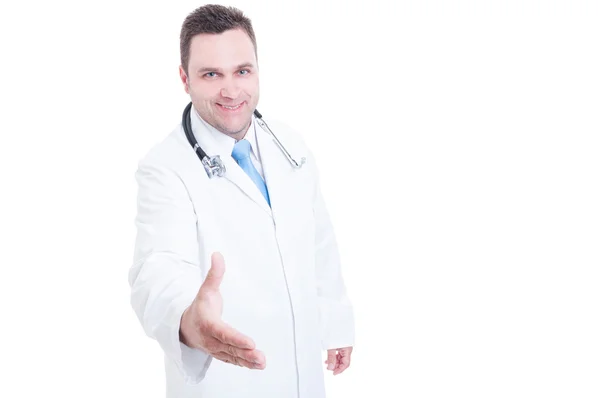 Médico varón ofreciendo o cerrando un trato o gesto de asociación — Foto de Stock