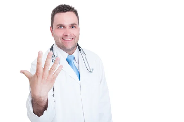 Médico sonriendo y mostrando el número cinco con una mano —  Fotos de Stock