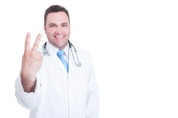 Молодой доктор улыбается и показывает номер два одной рукой — стоковое фото