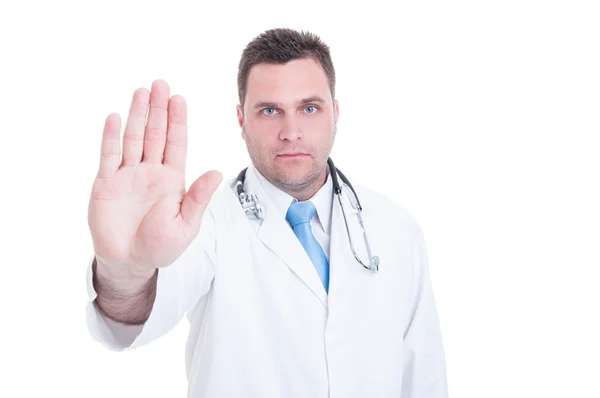 Серьезный мужчина-врач показывает стоп-жест одной рукой — стоковое фото