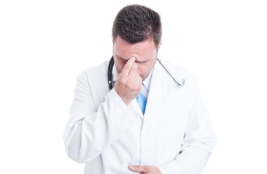 Erkek doktor duygu bir baş ağrısı gibi alnına basarak