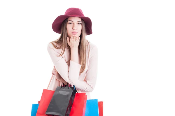 Alegre mujer de moda haciendo compras y soplando un beso — Foto de Stock