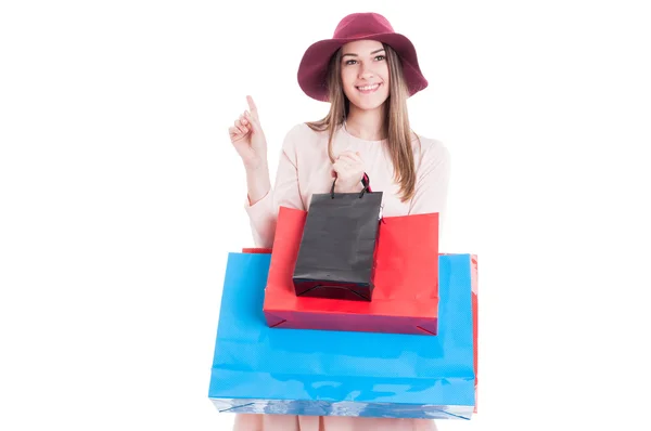 Atraktivní hezká dívka v moderním oblečení drží nákupní tašky — Stock fotografie