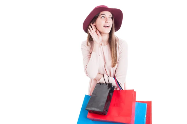 Linda joven hembra haciendo compras y escuchando los últimos chismes —  Fotos de Stock