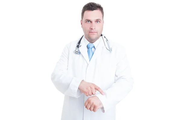 Muž lékař nebo doktora ukazující hodinky jako být dochvilný koncept — Stock fotografie