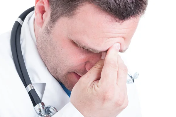 Крупним планом чоловічий медик натискає на лоб, як відчувати біль — стокове фото