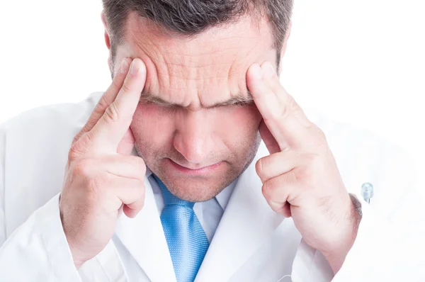 Primer plano del médico masculino o del médico que siente dolor de cabeza —  Fotos de Stock