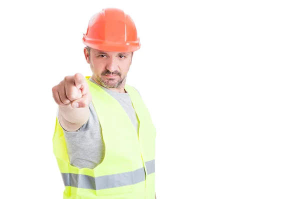 Joven constructor trabajando y señalándote con el dedo — Foto de Stock