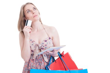 Banka kartı, tablet ve alışveriş b ile pensive çekici kadın