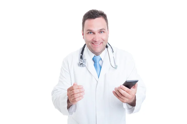 Médico masculino sintiéndose feliz y emocionado sosteniendo un teléfono — Foto de Stock