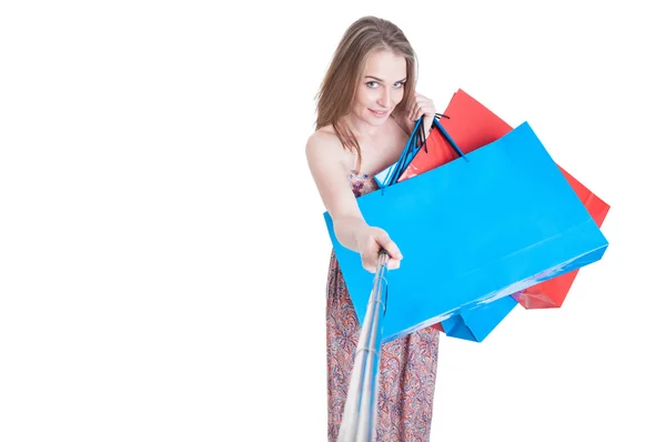 Trendige, fröhliche Frau in lässiger Kleidung mit Selfie-Stick — Stockfoto