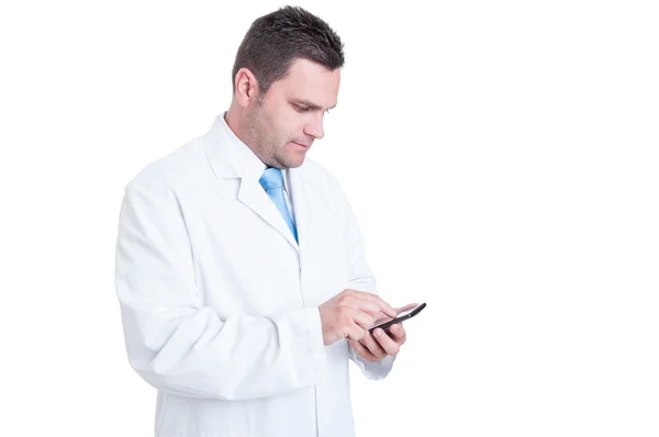 Hombre médico o gerente de mensajes de texto en su dispositivo telefónico — Foto de Stock