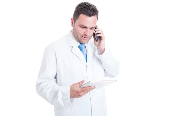 Male medic or doctor being multitasking with telephone and table — Stock Photo, Image