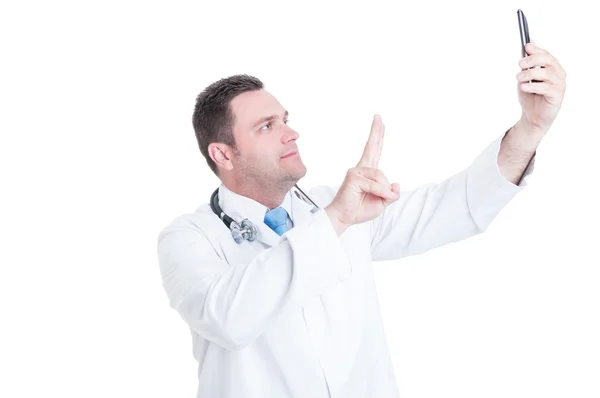 Мужской врач или врач делает селфи и показывает знак мира — стоковое фото