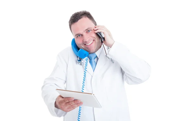 Mužský medik je zaneprázdněn a multitasking s telefonem a tabletem — Stock fotografie
