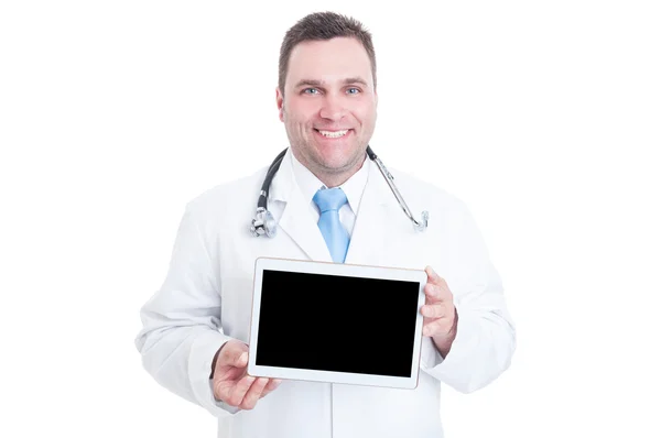 Médico masculino sorrindo e segurando comprimido com tela preta — Fotografia de Stock