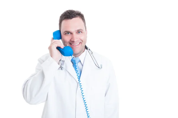 Médico masculino ou médico segurando e falando com receptor de telefone — Fotografia de Stock