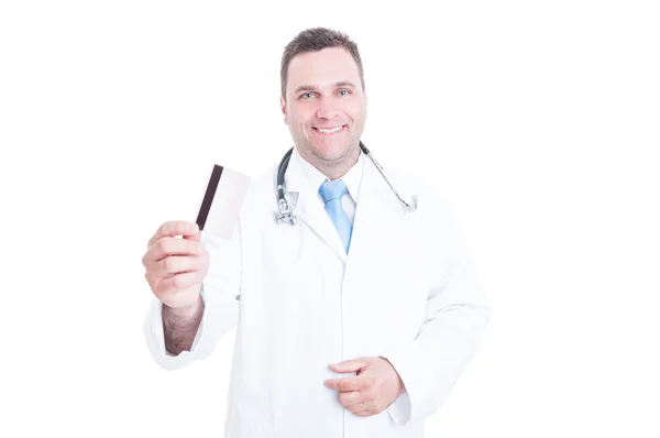 Maschio medico o medico in possesso di carta di debito di credito — Foto Stock