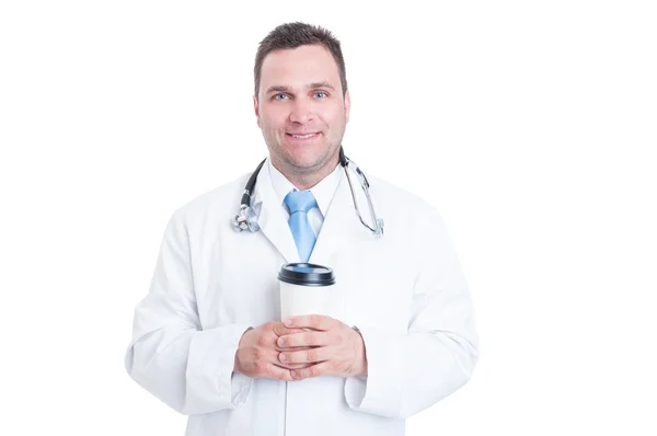 Médico o médico sosteniendo una taza de café y sonriendo —  Fotos de Stock