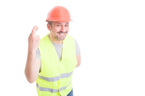 Construtor segurando dedos cruzados esperando por algo bom — Fotografia de Stock