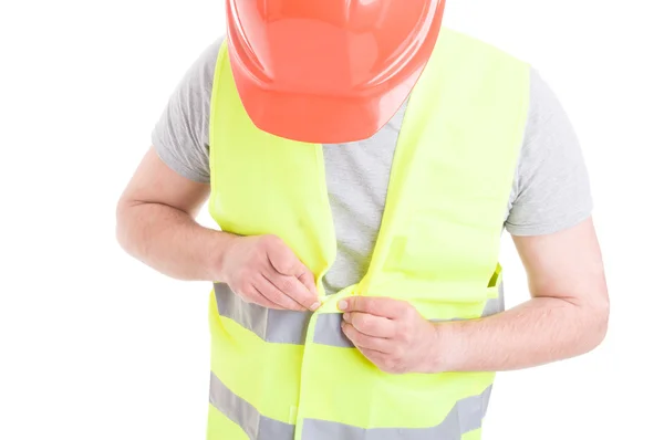 Constructor masculino con casco y chaleco se prepara para el trabajo — Foto de Stock