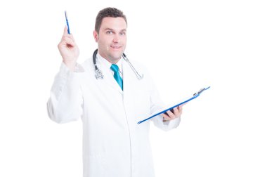 Pano tutarak harika bir fikir sahip erkek doktor