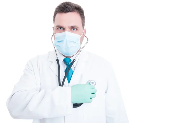 Mannelijke arts zijn hart luisteren met de stethoscoop — Stockfoto