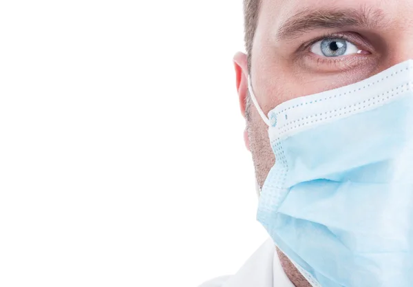 Yarım doktor yüzü ameliyat maskesi ile yakın çekim — Stok fotoğraf