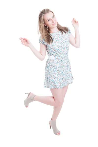 Mujer hermosa alegre posando en vestido de verano —  Fotos de Stock