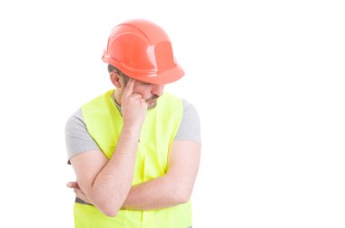 Önemli bir karar alarak düşünceli genç mühendis