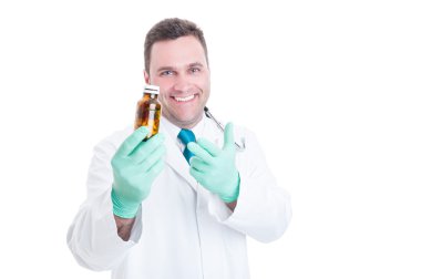 Günlük doz ilaç şişe sunan erkek eczacı