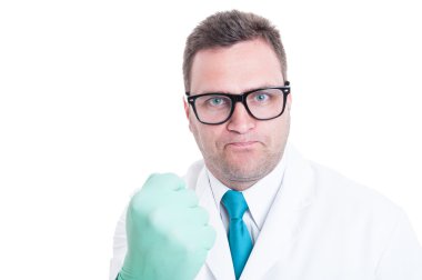 Kızdığın gibi erkek bilim adamı yakın çekim gösteren yumruk