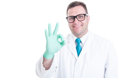 Gülümseyen ve iyi jest gösteren erkek bilim adamı