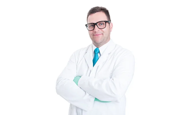 Cientista masculino sorrindo e posando com os braços cruzados — Fotografia de Stock