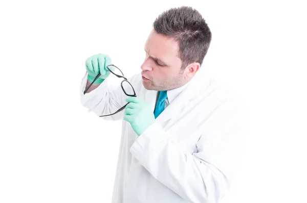 Male scientist preparing and cleaning glasses lenses — Stock Photo, Image