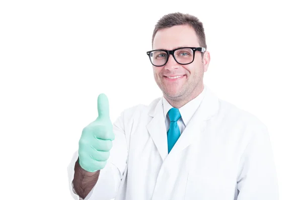 웃 고 손가락 제스처를 보여주는 남성 과학자 — 스톡 사진