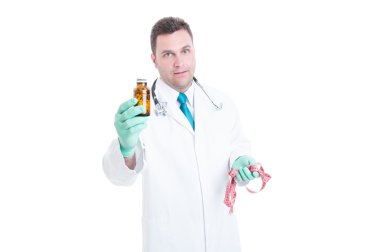 Erkek diyetisyen hap kilo vermek için sunan