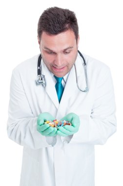 Erkek eczacı hapları avuç ile sürpriz arıyor