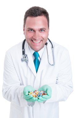 Erkek eczacı renkli hapları avuç holding