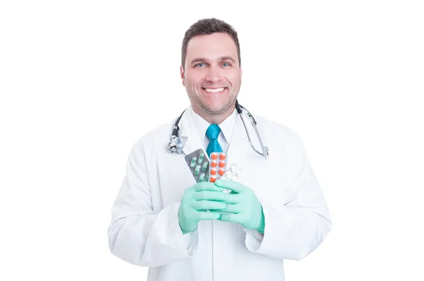 Médico masculino segurando punhado de bolhas e sorrindo — Fotografia de Stock