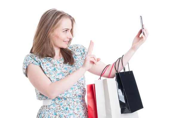 Shopping-Frau mit Tüten beim Selbstporträt — Stockfoto